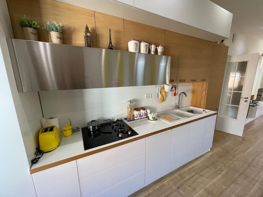 Sun Apartment In The Heart Of Tirana Exteriör bild